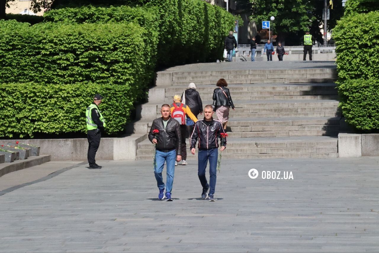 Фото до матеріалу: Мало людей, багато поліції: як пройшов День перемоги біля Меморіалу вічної слави в Києві