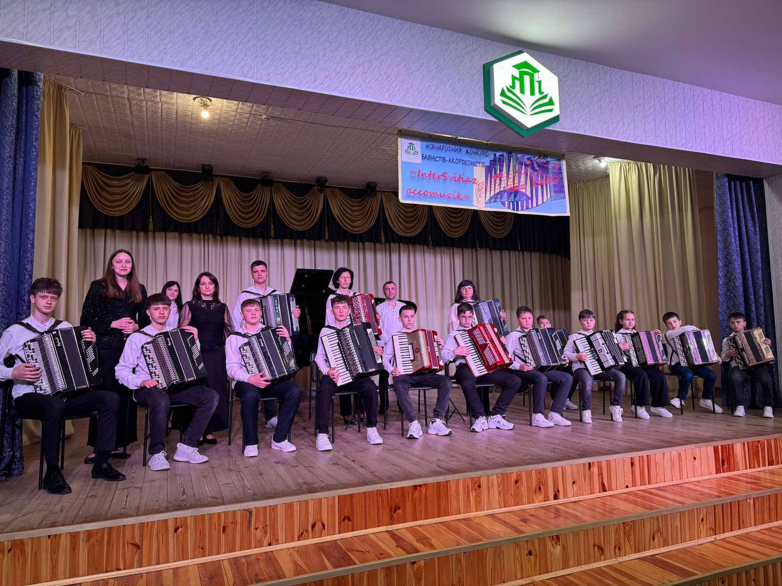 Фото до матеріалу: Ансамбль баяністів «Com brio» з Маневичів став чемпіоном світу