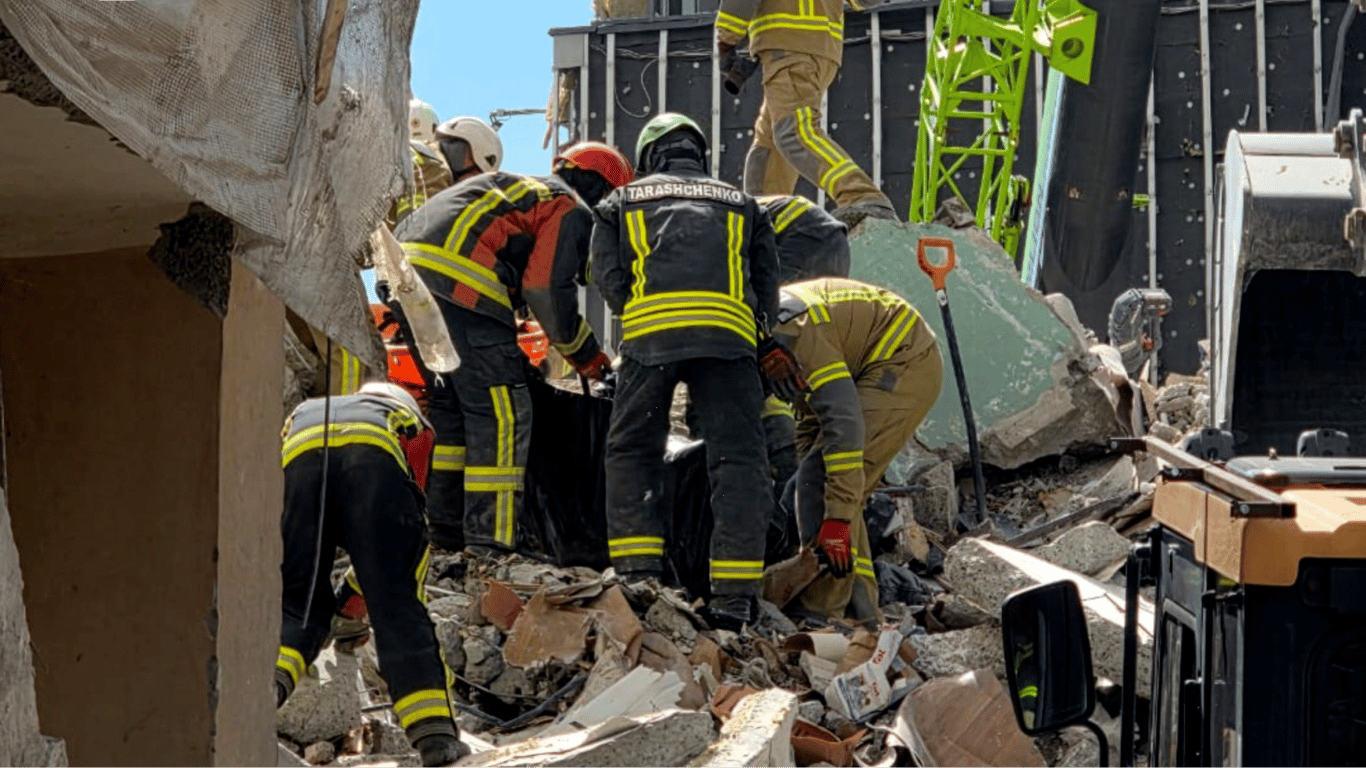 Фото до матеріалу: У Києві з-під завалів дістали тіло жінки: кількість загиблих зросла до 12
