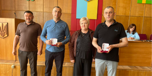 Фото до матеріалу: Жителям села Видричі вручили «Срібний хрест» за допомогу армії