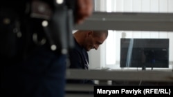 Фото до матеріалу: У Львові чоловік з ножем захопив дитину у заручники під час перевірки документів