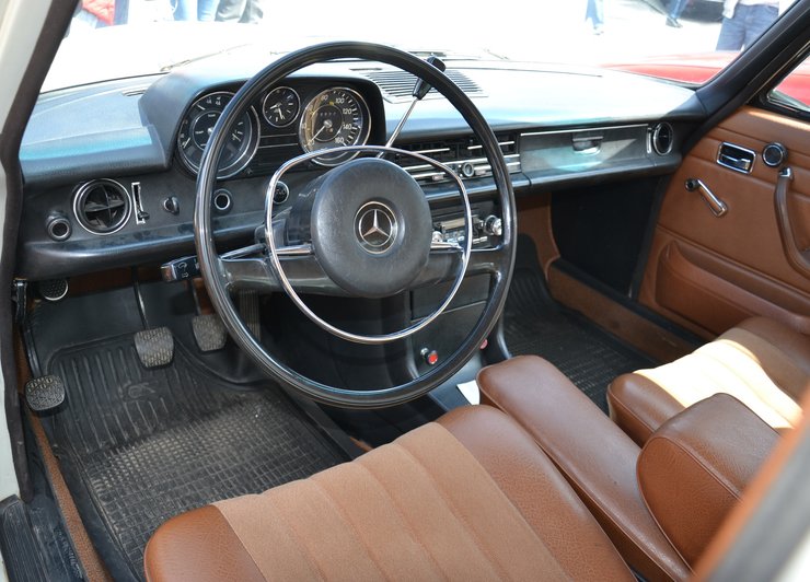 Фото до матеріалу: У Києві на виставці Old Car Land представили унікальний Mercedes 1970 року без реставрації