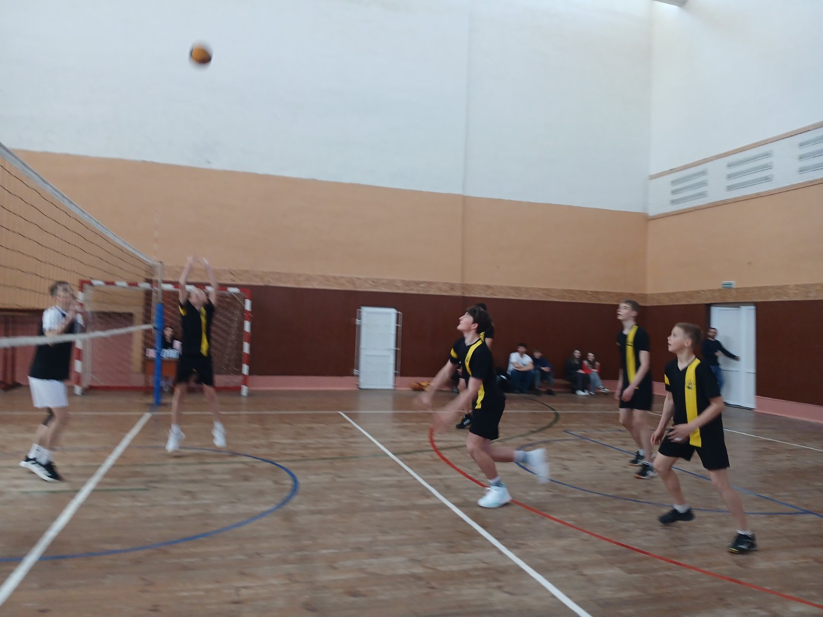 Фото до матеріалу: Юні волейболісти Старовижівського ліцею стали чемпіонами області