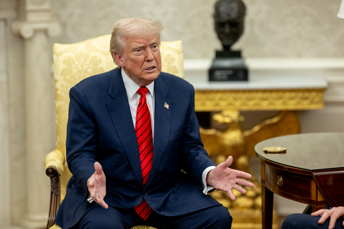 Фото до матеріалу: Трамп з кулеметом: новий образ президента США та загрози Ірану