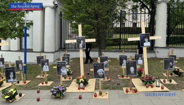 Фото до матеріалу: Під посольством РФ у Варшаві встановили сотні хрестів із фото вбитих росіянами українських дітей