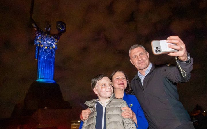Фото до матеріалу: Монумент Батьківщина-мати в Києві підсвітили в кольори ЄС