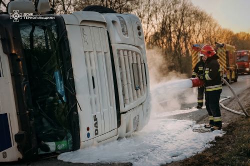 Фото до матеріалу: Вантажівка перекинулася на автошляху М-09 поблизу Зборова: водія доставили до лікарні без травм