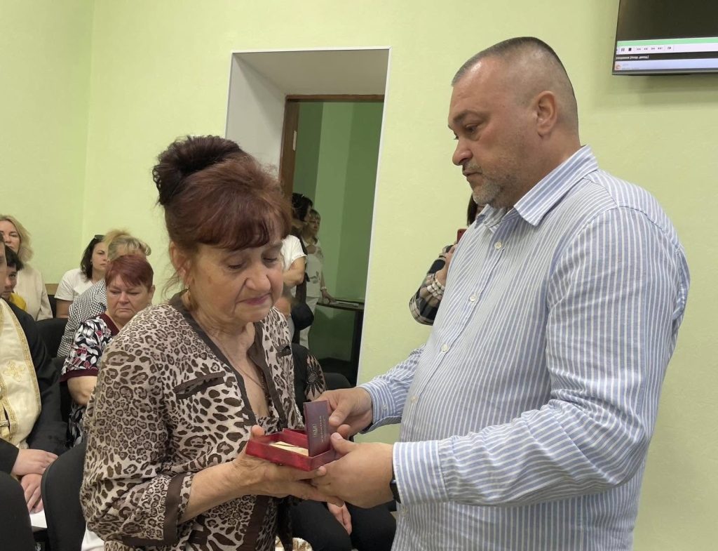 Фото до матеріалу: У Чорнобаївській громаді вшанували пам'ять трьох загиблих захисників: нагороди отримали їхні родини