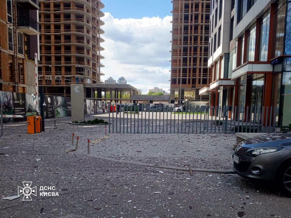 Фото до матеріалу: У Києві через атаку дронів сталася ДТП з постраждалими