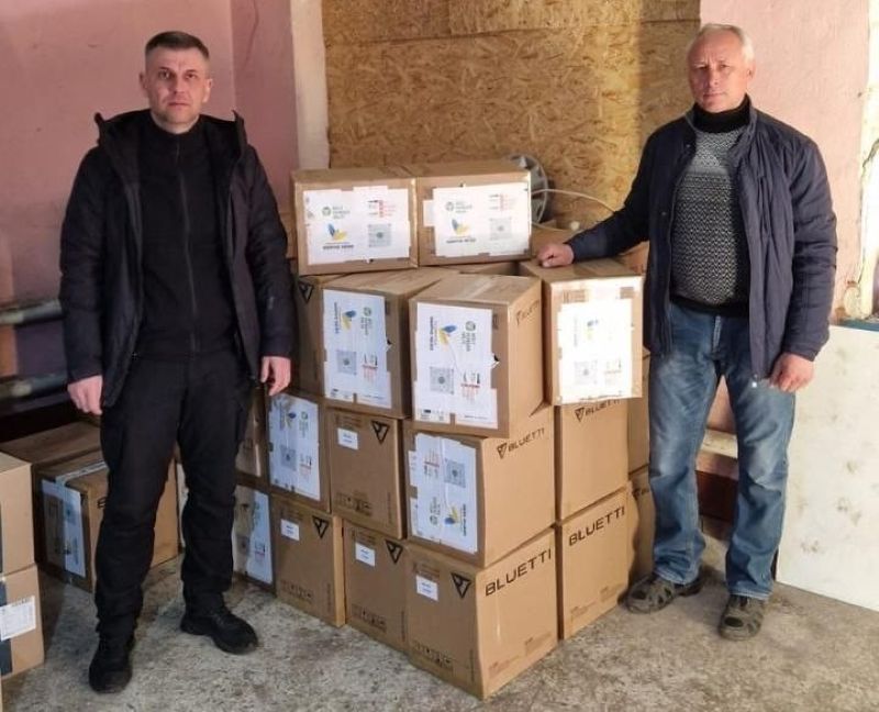 Фото до матеріалу: Бериславська громада отримала зарядні станції: жителі отримали засоби енергонезалежності