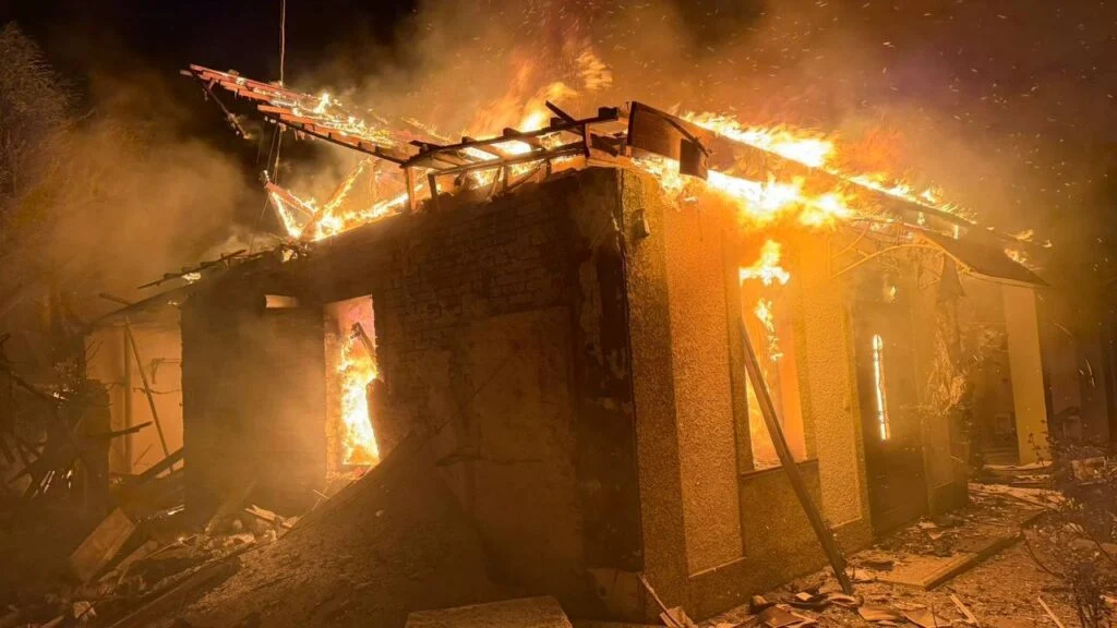 Фото до матеріалу: Ніч на 29 квітня: 171 дрон РФ завдав ударів по лікарнях, гіпермаркетах та житлових будинках
