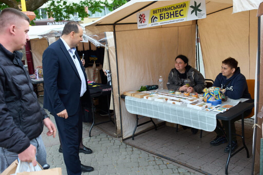 Фото до матеріалу: Ветерани-підприємці підкорили серця та франківців на ярмарку до Дня міста (фоторепортаж) – Versii.if.ua