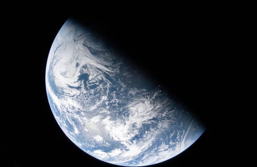 Фото до матеріалу: Вперше за 50 років: астронавти Artemis II сфотографували Землю з глибокого космосу