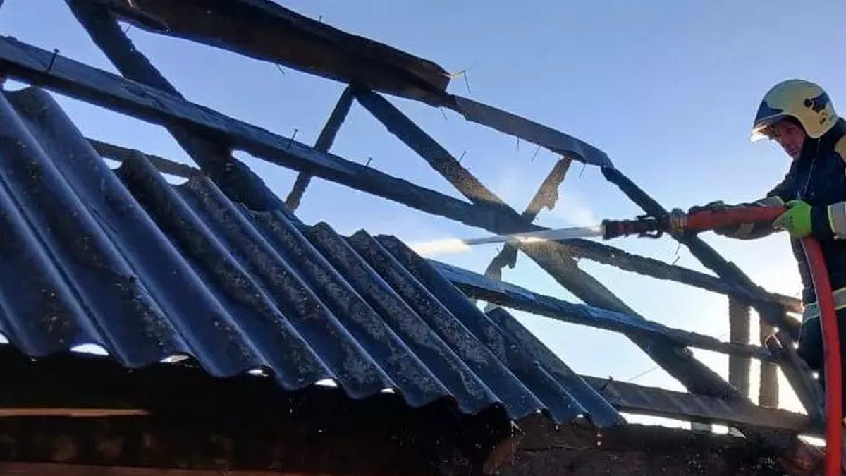 Фото до матеріалу: У Яблуниці ліквідували пожежу господарської будівлі