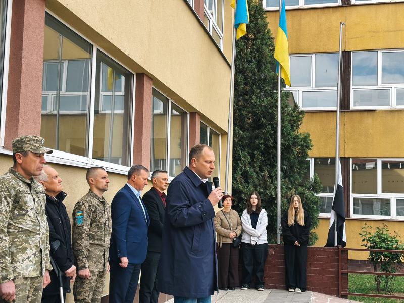 Фото до матеріалу: В ужгородському ліцеї підняли Прапор Надії на підтримку полонених та зниклих безвісти військових