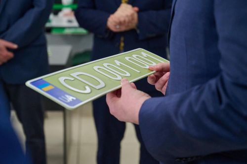 Фото до матеріалу: В Україні з 2026 року впроваджують нові дипломатичні номерні знаки оливкового кольору