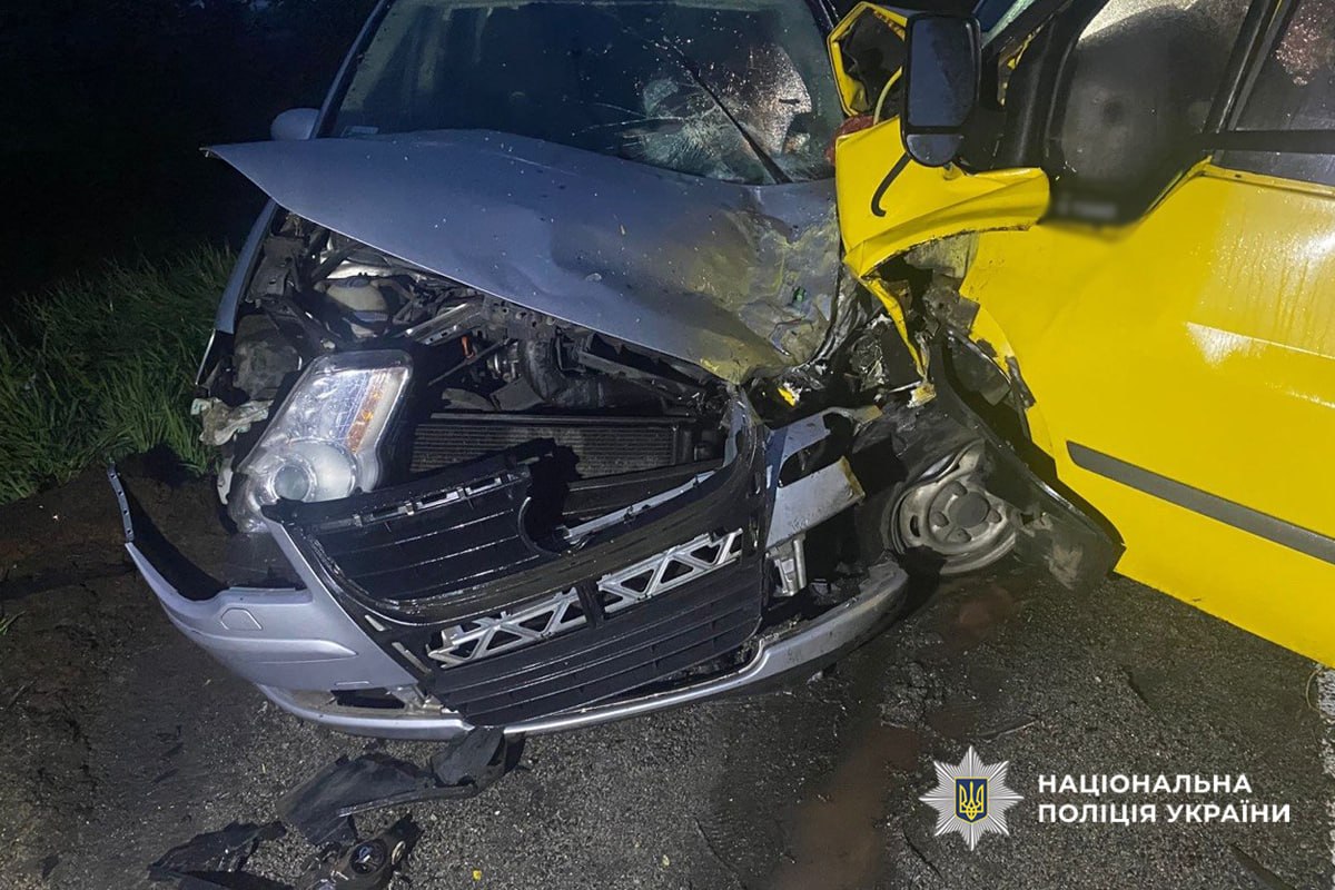Фото до матеріалу: На Черкащині зіткнулися мікроавтобус Ford Transit та Volkswagen: четверо людей у лікарні