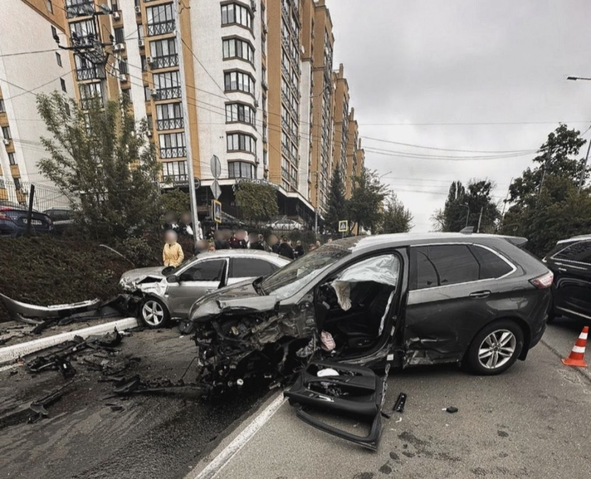 Фото до матеріалу: П'яний водій Ford зіткнувся з двома іншими авто: ДТП в Київській області