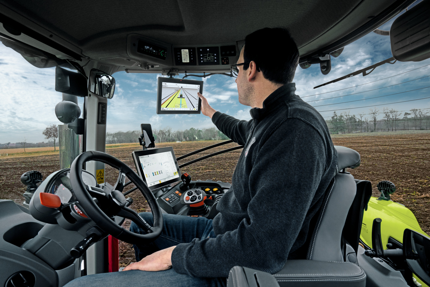 Фото до матеріалу: Нові трактори CLAAS AXION 900: потужність та комфорт для українських полів