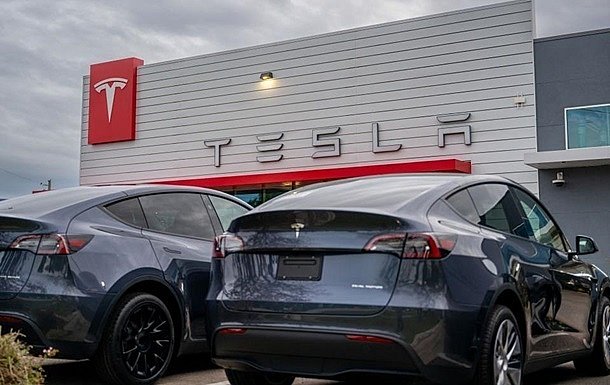 Фото до матеріалу: Tesla відкликає майже 220 тисяч електромобілів через камеру заднього виду