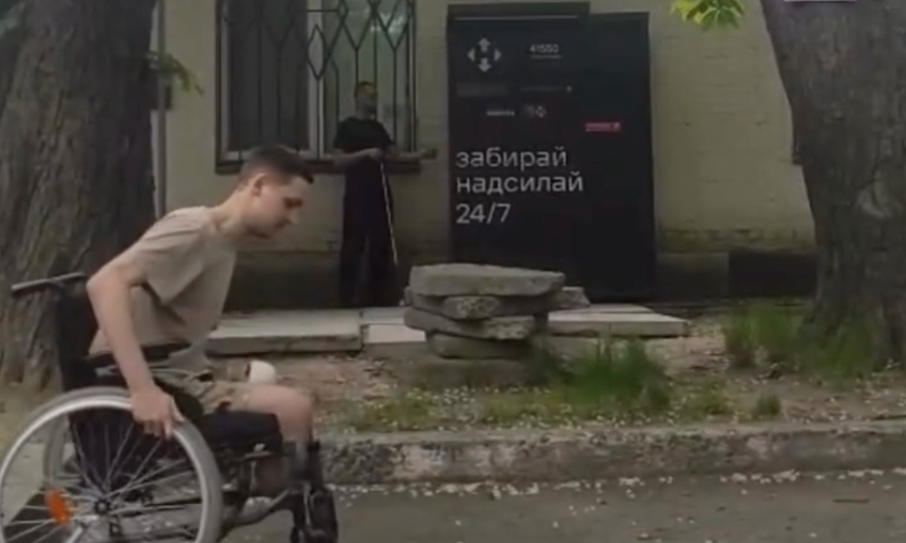 Фото до матеріалу: Ветеран та незрячий побратим долали складний шлях до поштомата в Києві