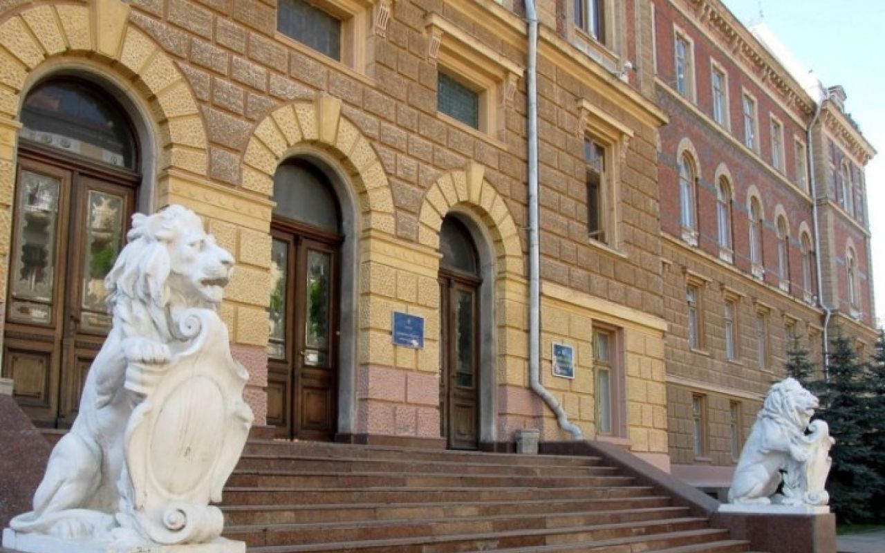 Фото до матеріалу: Конфлікт у Кіцмані: відсторонений голова громади збив замки, щоб увійти до кабінету