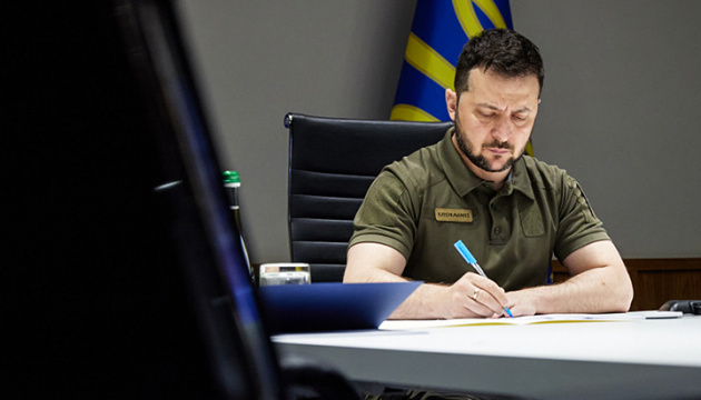 Фото до матеріалу: Зеленський підписав указ про дозвіл на парад у Москві: деталі документа та наслідки