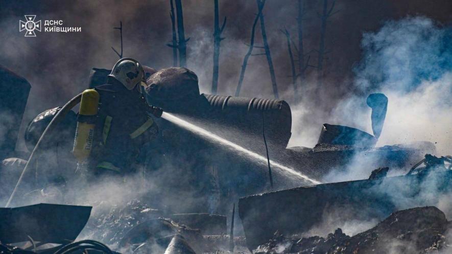 Фото до матеріалу: Масштабна пожежа на промисловому підприємстві під Києвом: небезпечні матеріали не виявлено