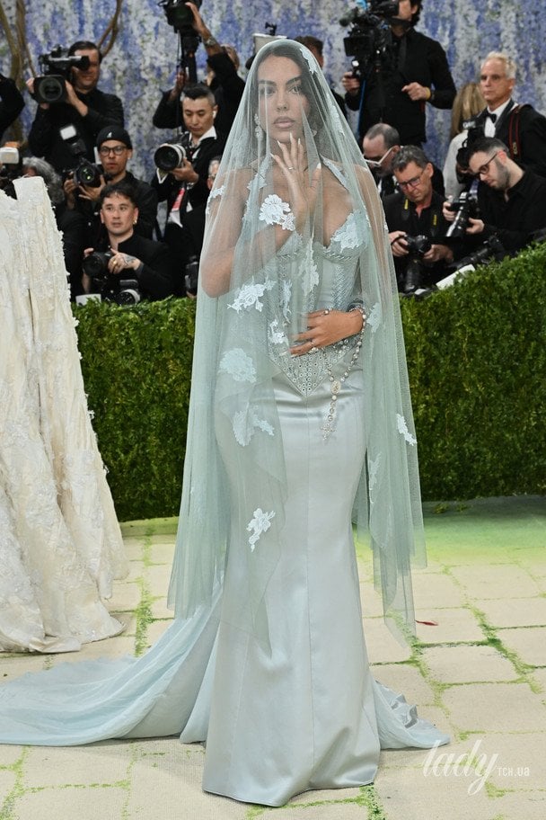 Фото до матеріалу: Джорджина Родрігес — фата на Met Gala підігрівала чутки про весілля з Роналду