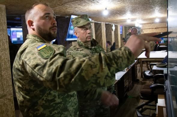 Фото до матеріалу: Сирський оглянув бойові дії на Олександрівському напрямку