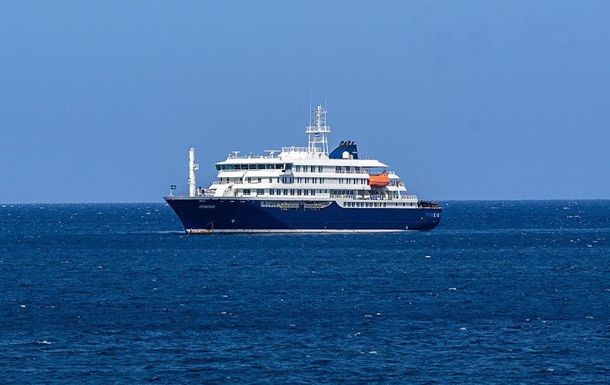 Фото до матеріалу: Українця евакуюють з судна MV Hondius через хантавірус, ще четверо залишаються на борту