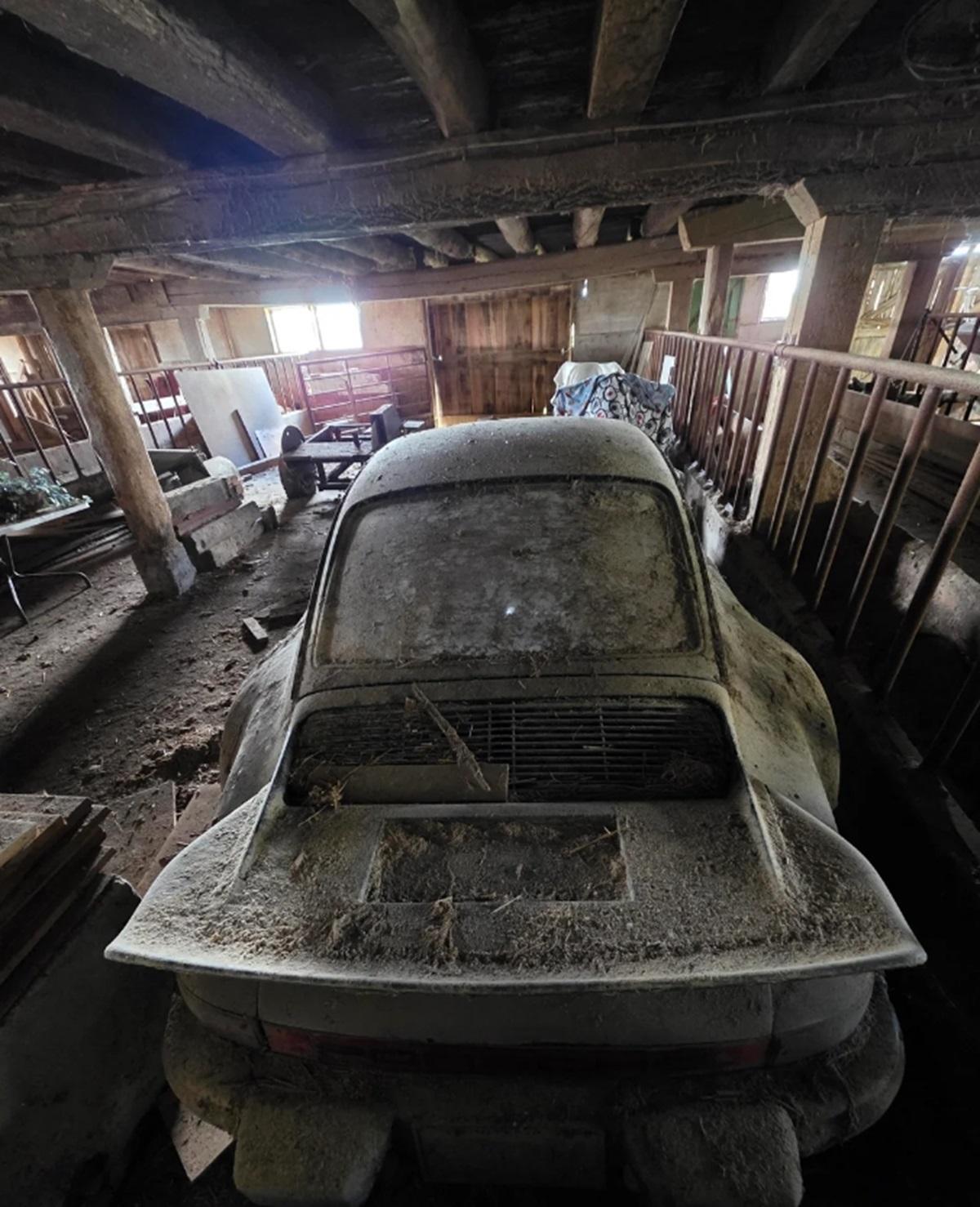 Фото до матеріалу: У старому сараї знайшли культовий Porsche 70-х: авто простояло там 30 років