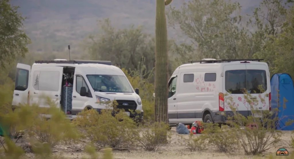 Фото до матеріалу: Пенсіонерка перетворила Ford Transit на сучасний кемпер: бюджет $2000 на місяць та секрети відкритого планування