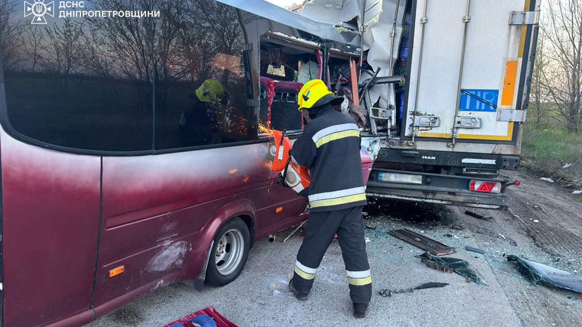 Фото до матеріалу: Смертельна аварія на трасі Запоріжжя-Дніпро: загинула жінка, шестеро поранених