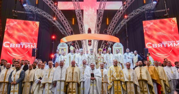 Фото до матеріалу: Понад 4 тисячі вірних двох католицьких обрядів зібралися у Львові для спільної молитви