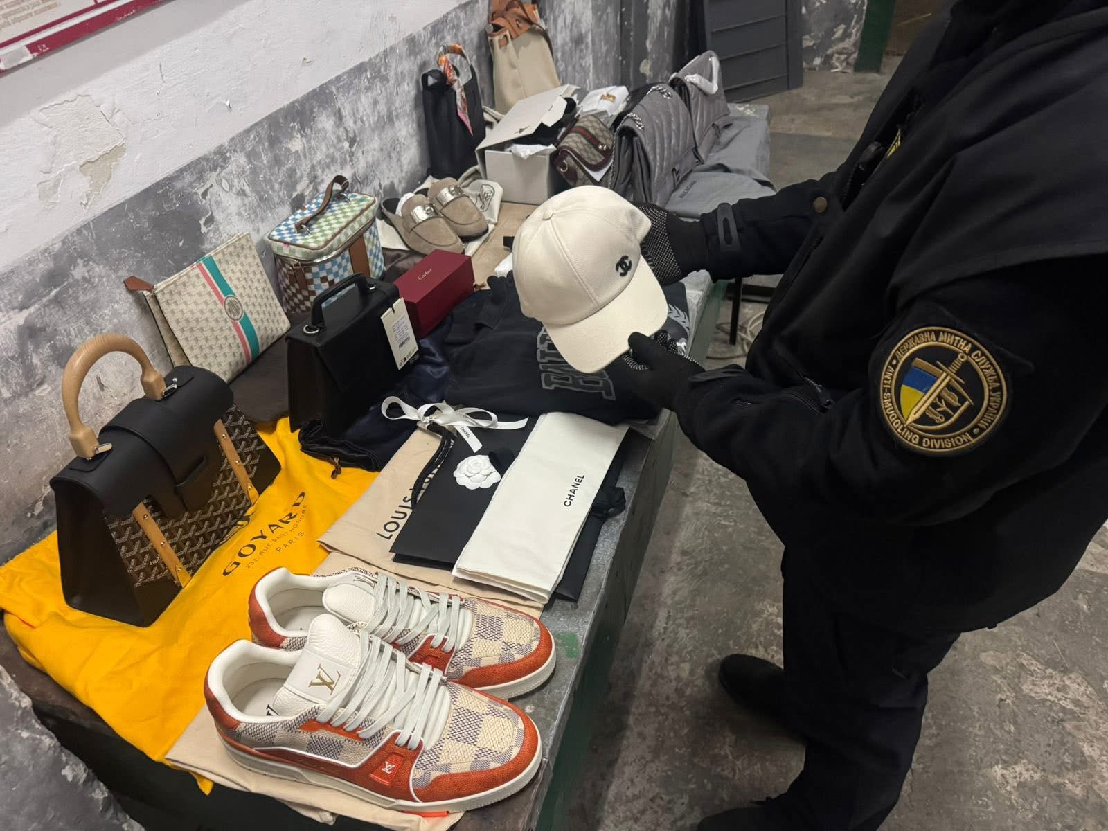 Фото до матеріалу: Франківці зі 1 млн гривень на митному контролі в «Шегинях»: що сталося з 35-річним водієм
