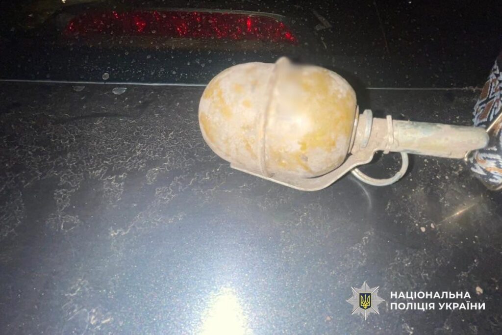 Фото до матеріалу: У Городищі затримали жінку, яка погрожувала підлітку гранатою біля супермаркету