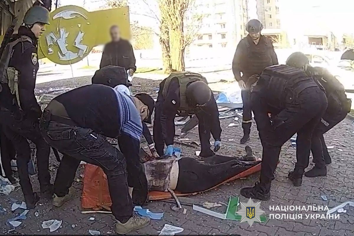 Фото до матеріалу: Ворог атакував автобус та легковик на Нікопольщині: двоє людей отримали поранення