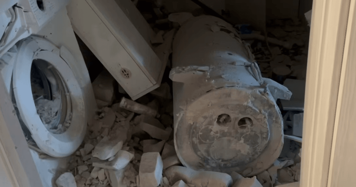 Фото до матеріалу: Рятувальники виконали ювелірну операцію з вилучення бойової частини ракети в Києві