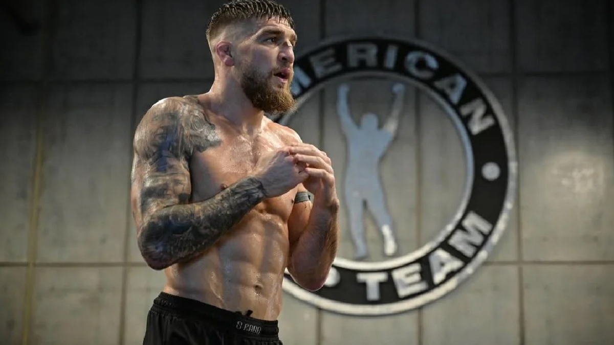 Фото до матеріалу: Ярослав Амосов увійшов до топ-10 рейтингу UFC після перемоги над Альваресом
