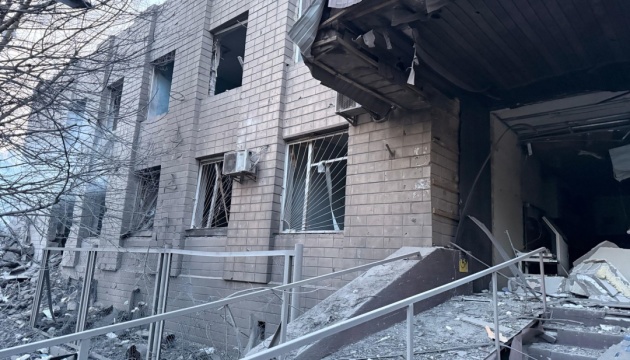 Фото до матеріалу: У Києві пошкоджено адмінбудівлю ДМС унаслідок російської атаки