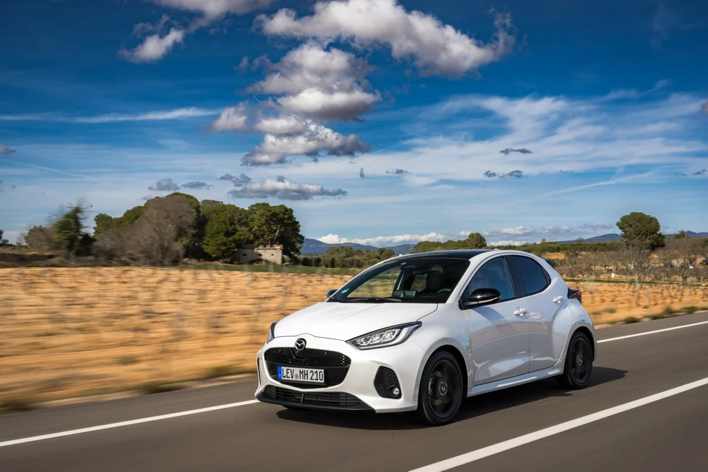 Фото до матеріалу: Mazda2 Hybrid 2026: нове оснащення, кольори та преміальний інтер'єр для українського ринку
