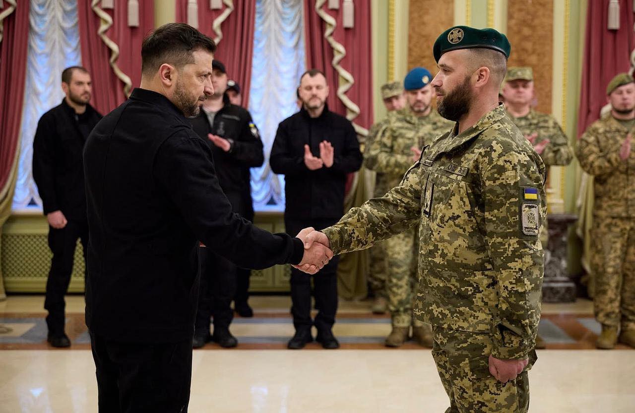 Фото до матеріалу: Гравця ФК «Олика» Сергія Безушкевича нагородили орденом Богдана Хмельницького ІІІ ступеня