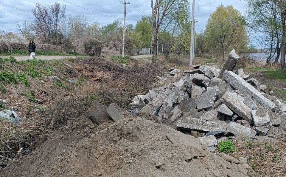 Фото до матеріалу: У Бортничах пошкодили 122 дерева та засмітили бетонним сміттям заказник «Озеро Заплавне»