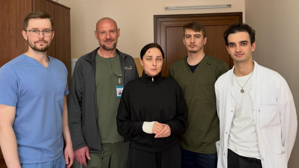 Фото до матеріалу: Матір і сина, поранені під час теракту у Голосіївському районі, виписали з лікарень