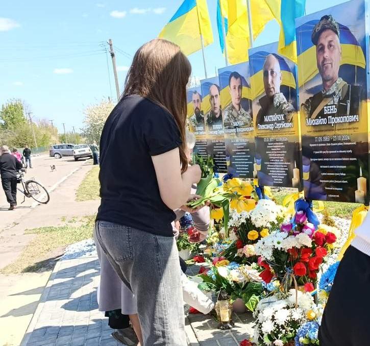 Фото до матеріалу: У селі Навіз відкрили Алею пам’яті полеглих воїнів-односельців