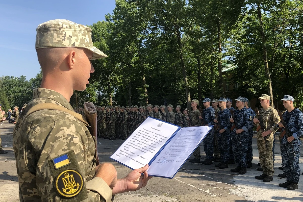 Фото до матеріалу: Військова присяга: хто складає, як проходить церемонія та яка відповідальність за порушення
