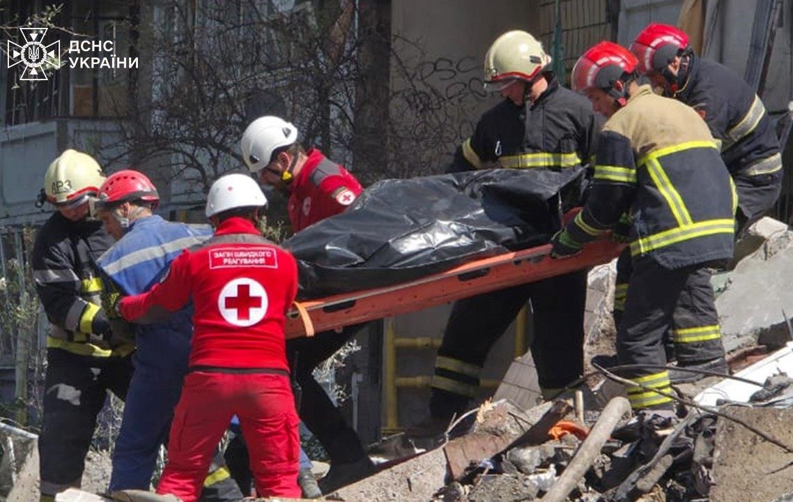 Фото до матеріалу: У Києві зростає число жертв масованої атаки Росії