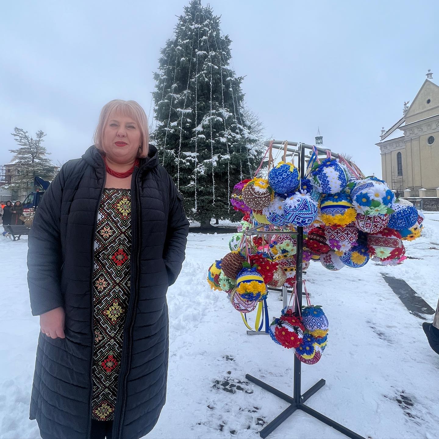 Фото до матеріалу: Жовківська ялинка з рекордними 150 вишитими іграшками: без бюджету, з любов'ю та патріотизмом