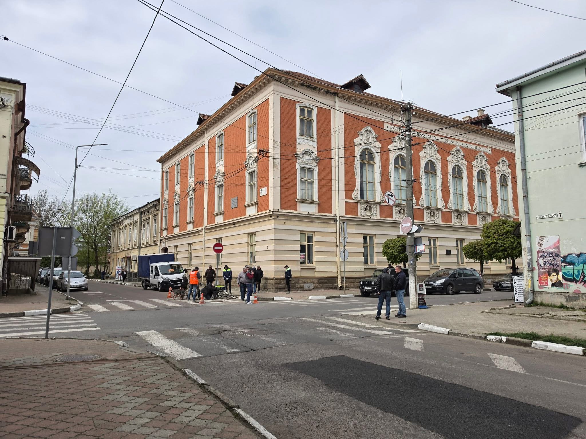 Фото до матеріалу: У Стрию під час ремонту дороги знайшли вхід у тунель часів Австро-Угорщини